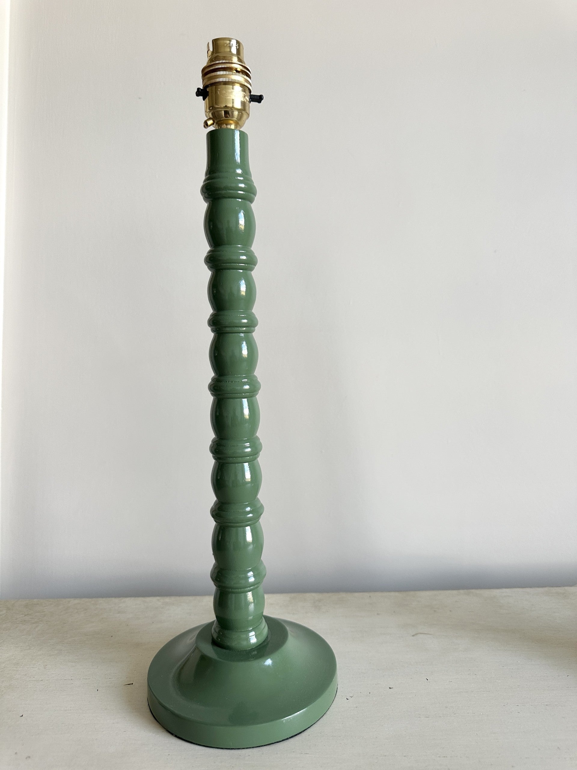 BOBBIN LAMP IN MOSS GREEN
