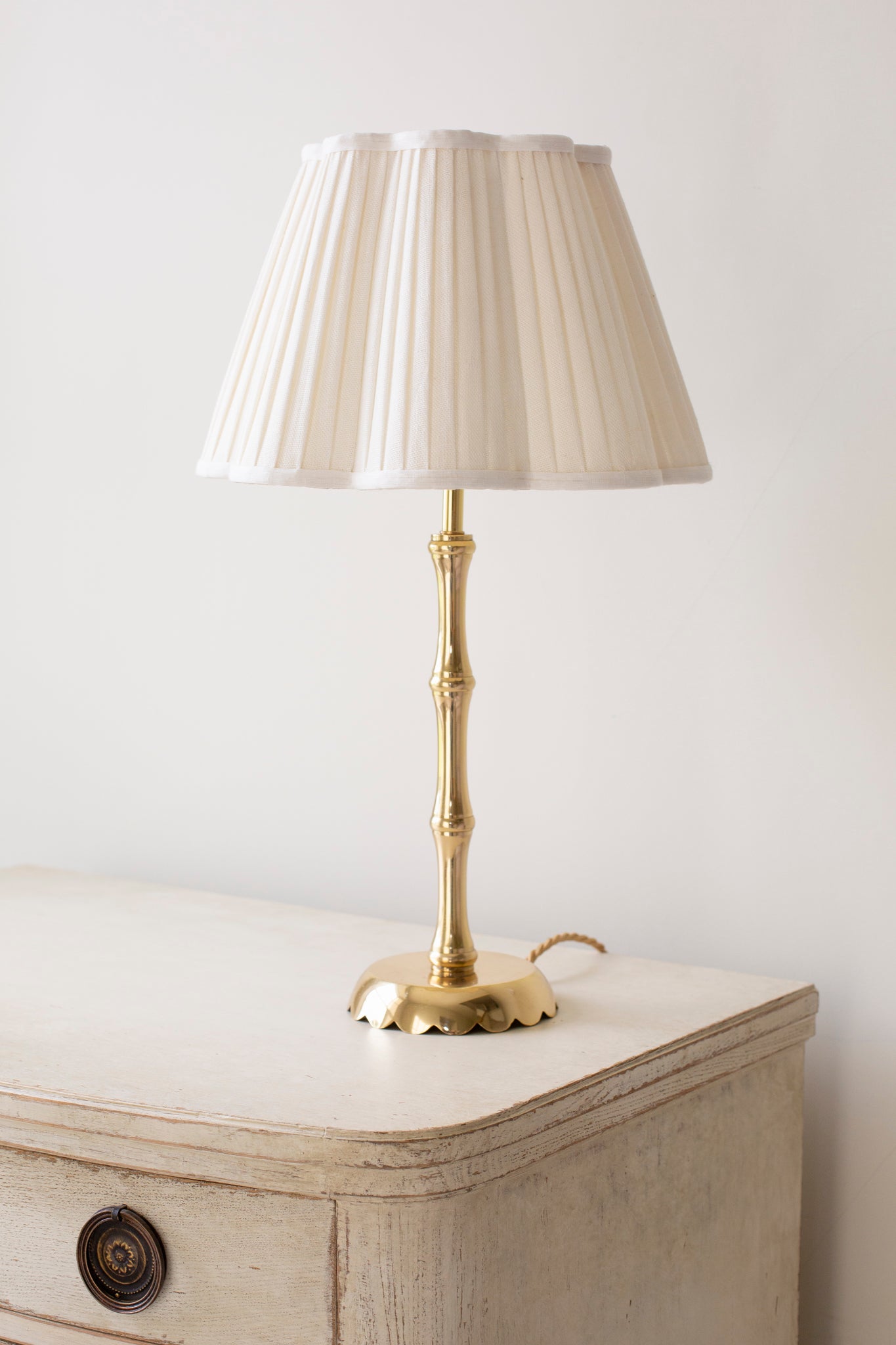 Brass bamboo lamp with scalloped base