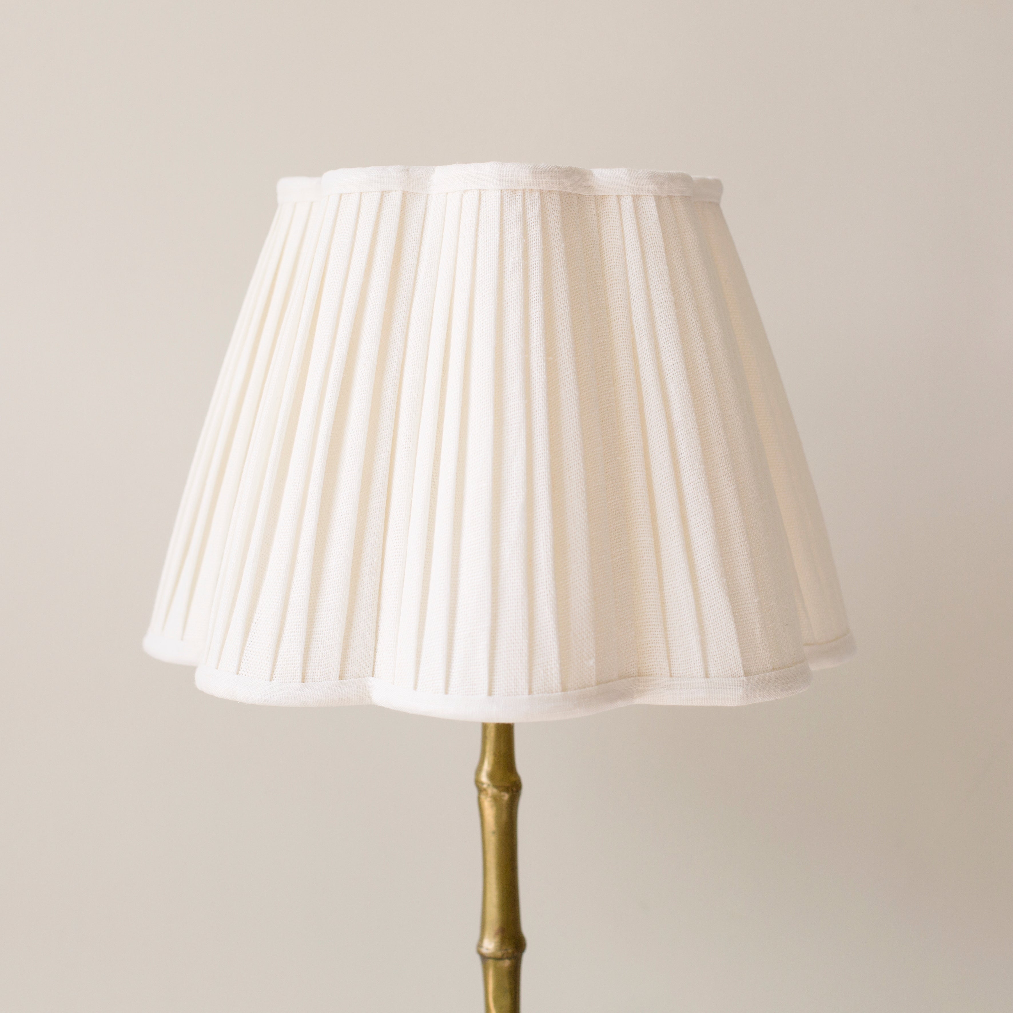 SCALLOPED LINEN LAMPSHADE WITH PLAIN TRIM