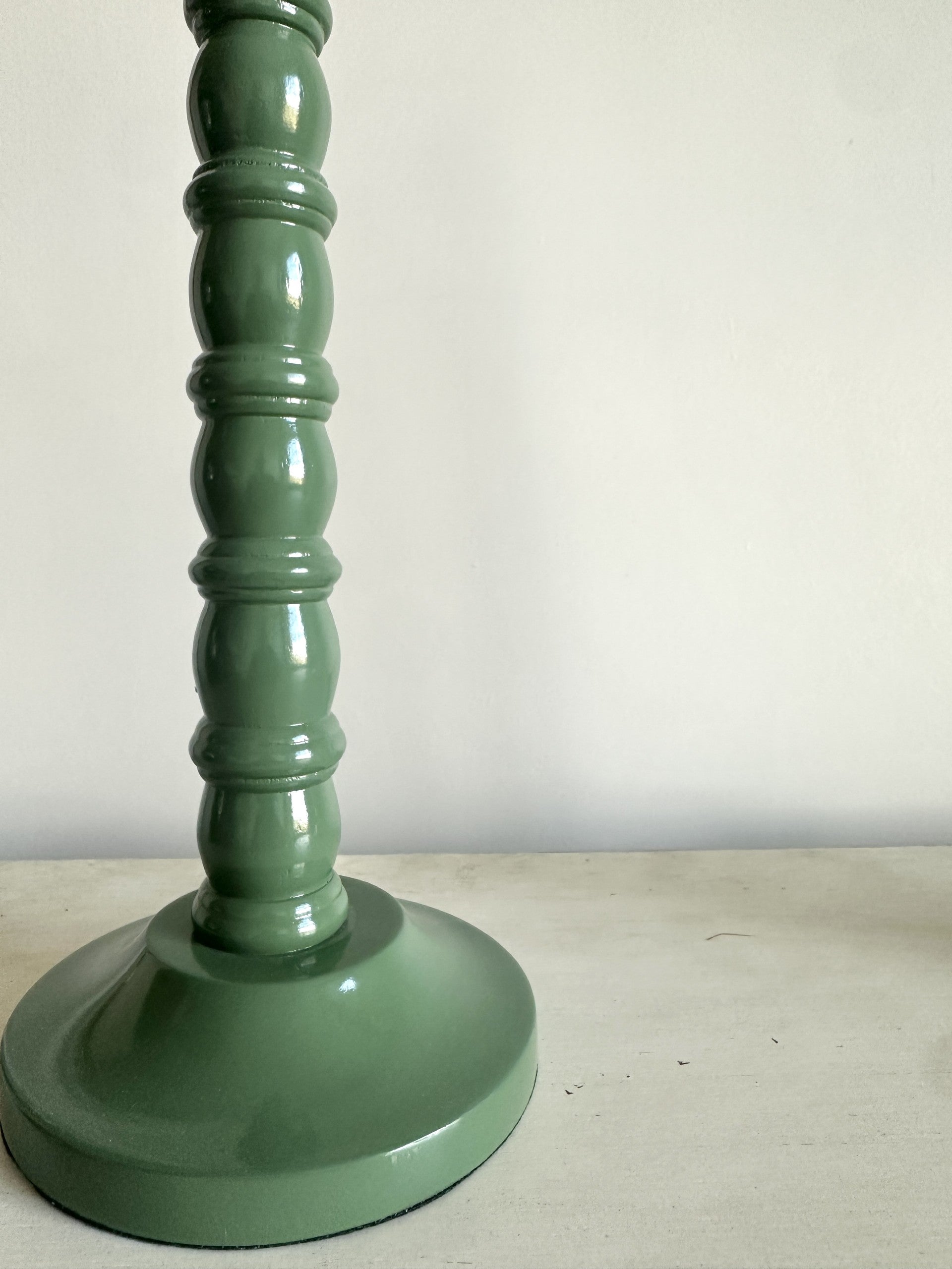 BOBBIN LAMP IN MOSS GREEN