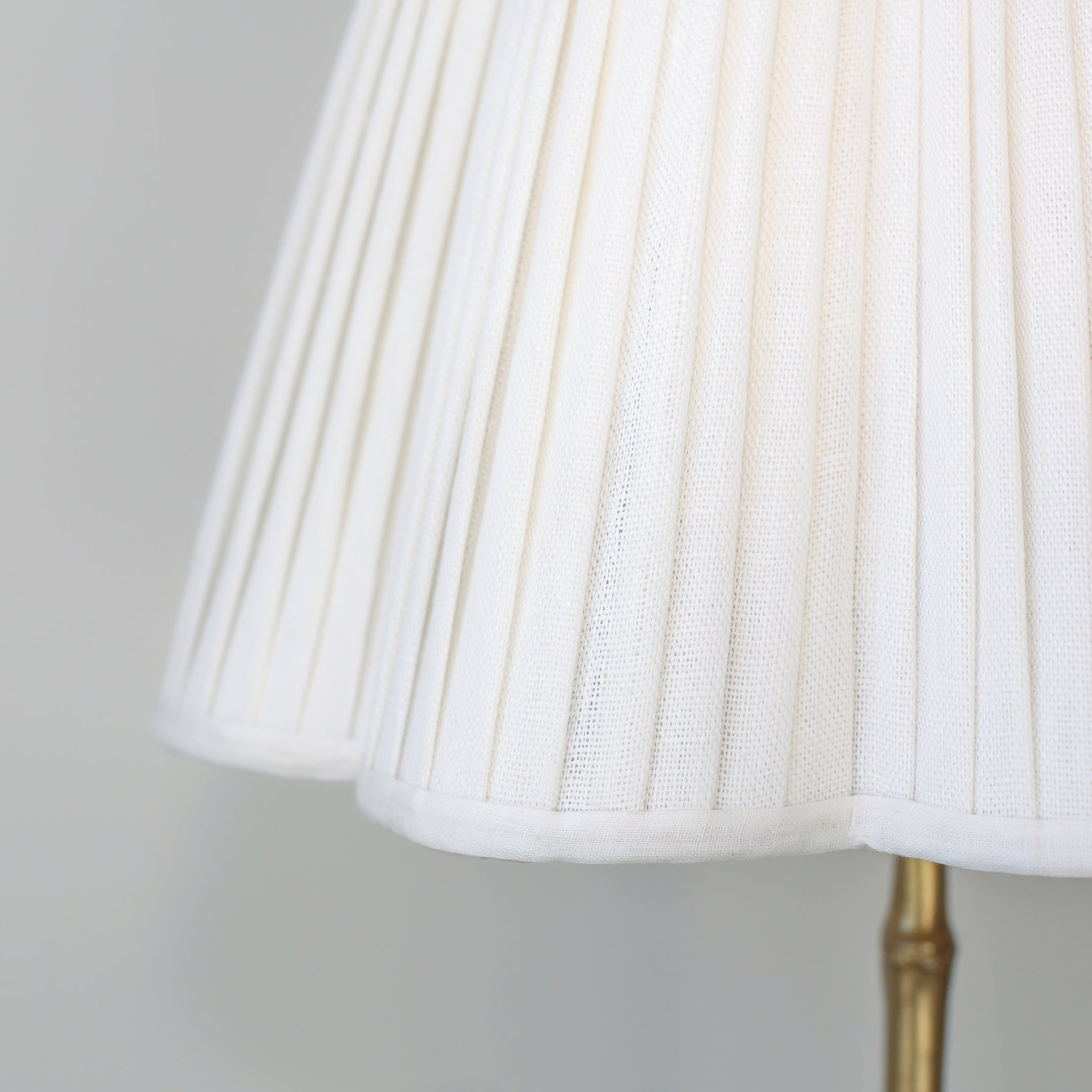 SCALLOPED LINEN LAMPSHADE WITH PLAIN TRIM – Patton House